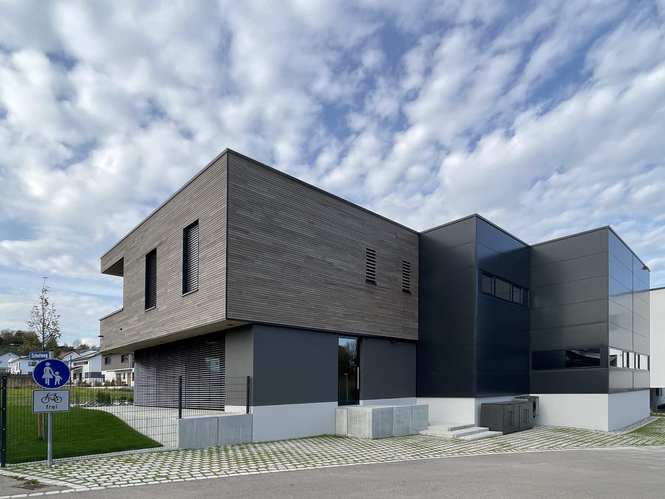 Gewerbebetrieb mit Betreiberwohnung Berg Fassade hinten