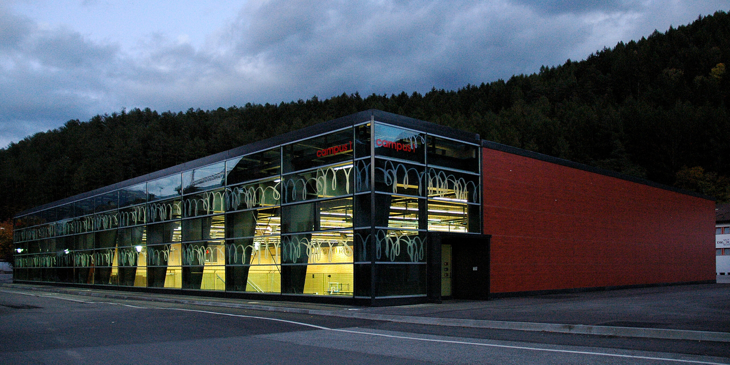 Dreifachturnhalle Bruneck, Italien, Außenfassade Nacht